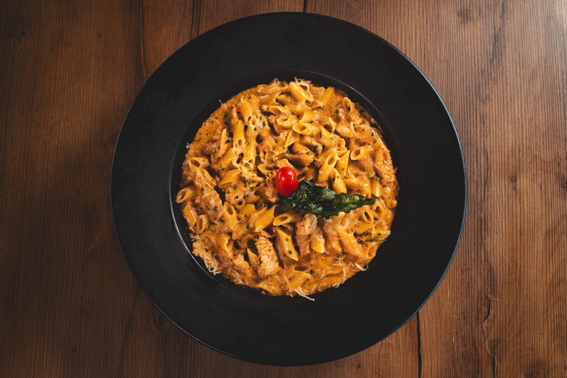 Pâtes maison servies en plat noir