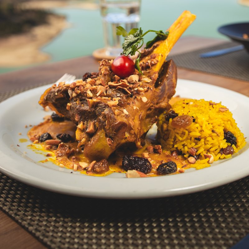 Agneau à la gargoulette sur riz safrané, vue sur le lac