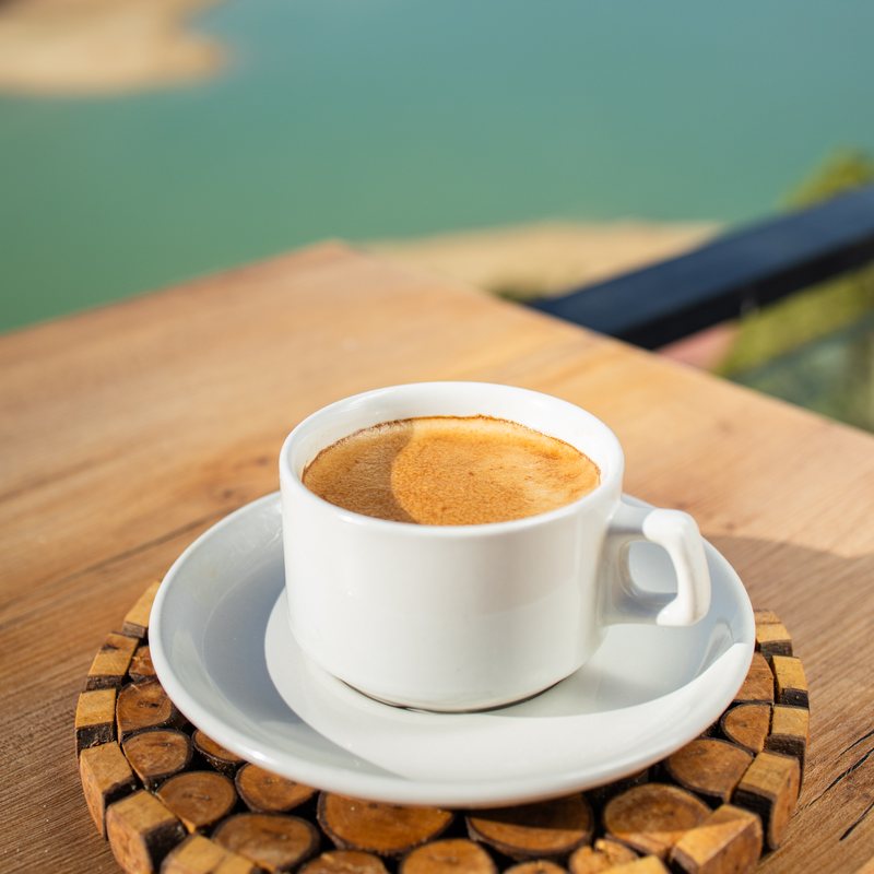 Café servi face au lac