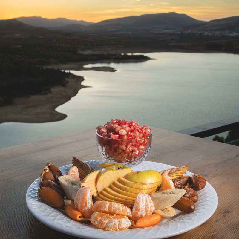 Fruits et douceurs au coucher du soleil sur le barrage