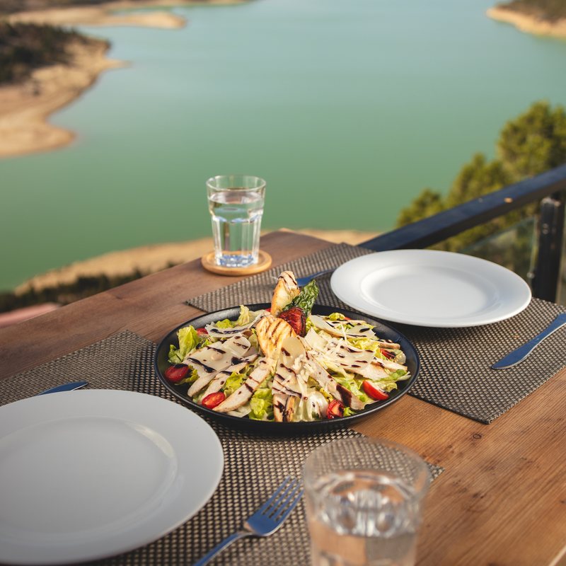 Table dressée au-dessus du lac turquoise