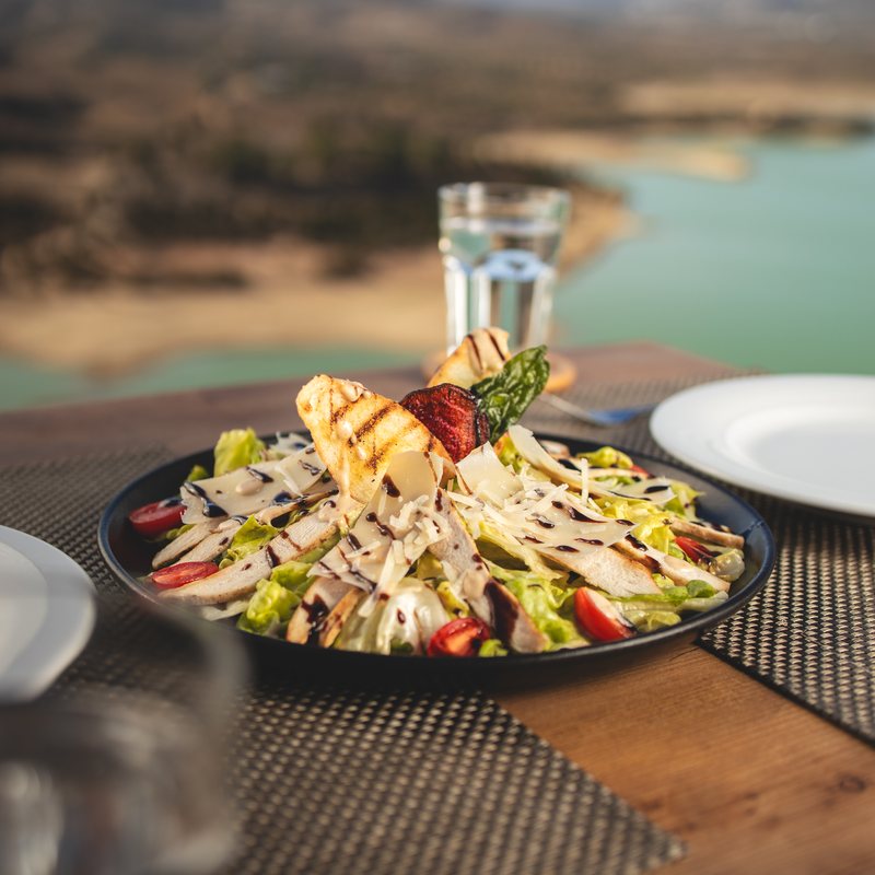 Salades servies en bord de terrasse