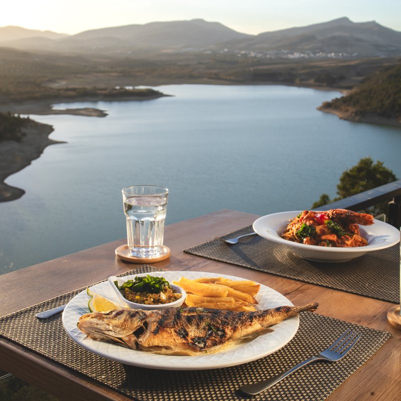 Dîner en terrasse au-dessus du lac, en fin de journée